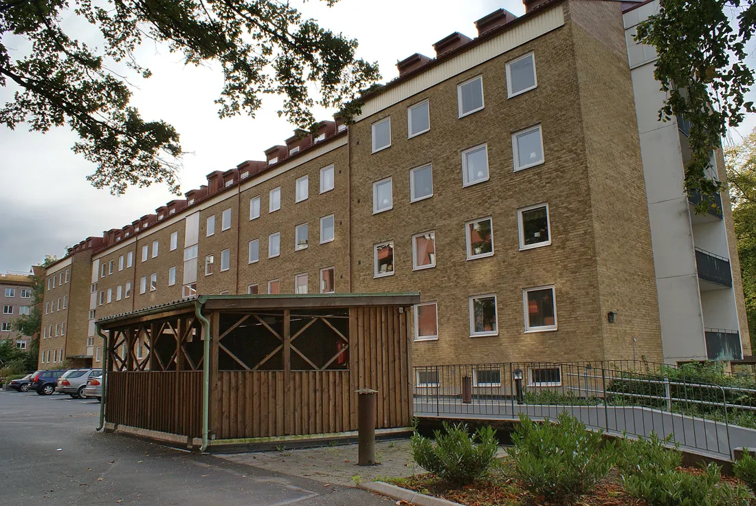 Gulbrunt flerbostadshus på Västra Rönneholmsvägen 74 i Slottsstaden