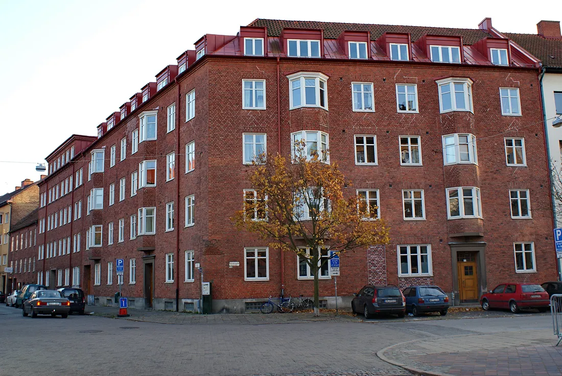 Rött tegelhus på Vårgatan vid Värnhemstorget