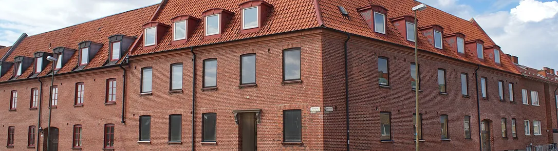 Rött tegelhus med mansardtak på Sveagatan i Limhamn