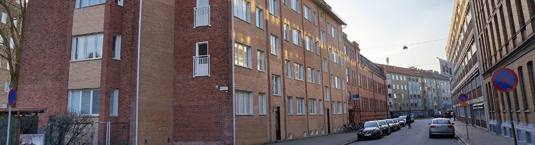 Gata med flerbostadshus i tegel längs Västra Rönneholmsvägen