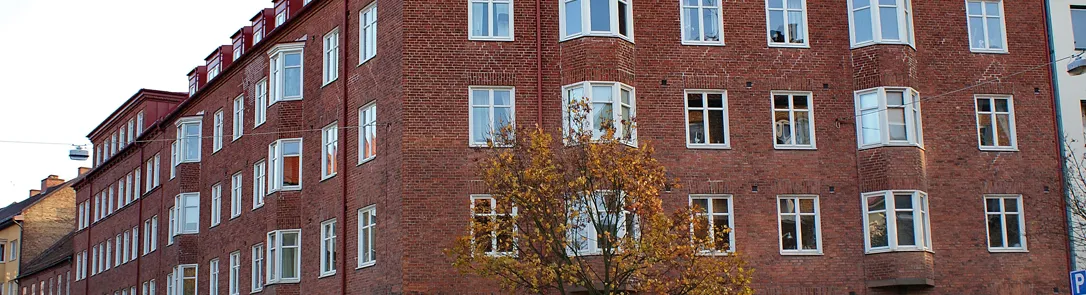 Rött tegelhus på Vårgatan vid Värnhemstorget
