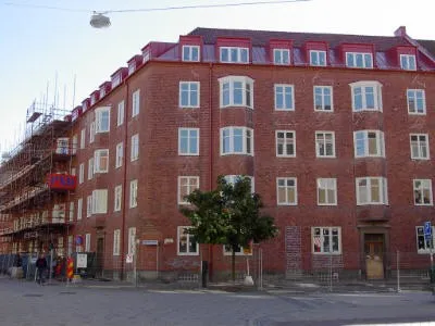 Fasad i rött tegel med balkonger