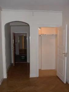 Hall med dörrar och trägolv