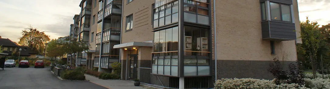 Nybyggt flerfamiljshus med glasade balkonger på Lundavägen i Arlöv